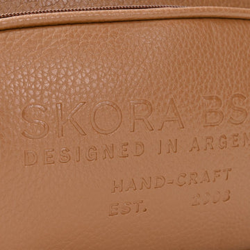 Bandolera Nador Cierre Decorativo Con Bolsillo Frontal Xxcm Caramel